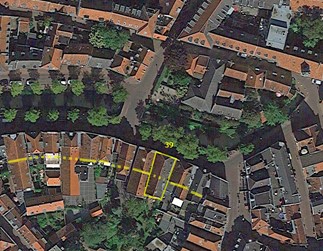 <p>Luchtfoto van het zuidelijke huizenblok aan het Havik. Met een gele lijn is de locatie van de achtergevels van de voorhuizen in dit blok gemarkeerd. Opvallend is dat dit een vrij constante maat lijkt te zijn die waarschijnlijk al in de middeleeuwen vastgelegd is.  </p>
